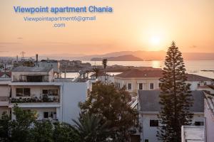 vista sulla città di chania al tramonto di View Point Apartment a Chania