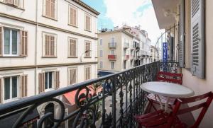 balcón con mesa y sillas en Viva Riviera 6 Rue Commandant André, en Cannes