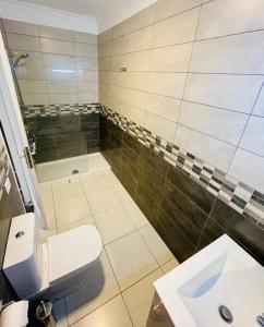 Ένα μπάνιο στο Magnificent Apt. with Sea View, Cliff & Marina