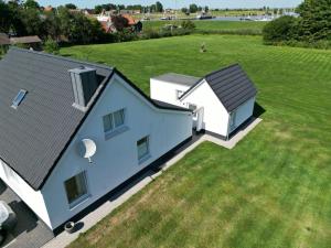 een luchtzicht op een huis met een tuin bij Hafenkieker in Greetsiel