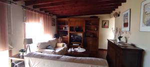 聖克魯斯－德拉帕爾馬的住宿－Ático El Marquito，带沙发和电视的客厅
