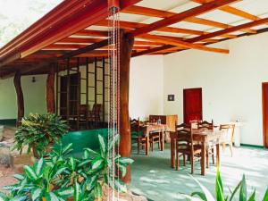 ein Esszimmer mit Tisch und Stühlen in der Unterkunft Sath Rest in Habarana