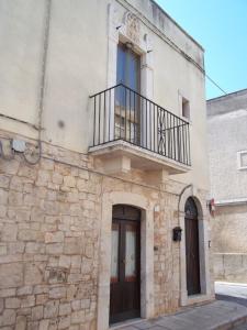 ein Gebäude mit einem Balkon auf der Seite in der Unterkunft CASA GINA in Sammichele di Bari