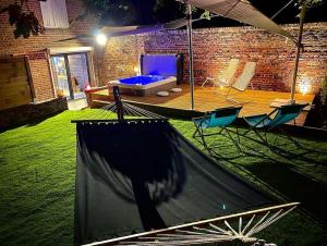 podwórko z hamakiem i huśtawką w obiekcie Le Garden & SPA w mieście Compiègne