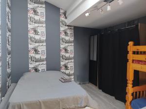 Ένα ή περισσότερα κρεβάτια σε δωμάτιο στο gîte du Laïka