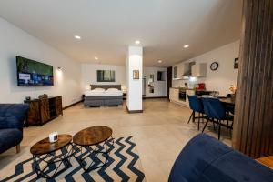 Una gran sala de estar con una cama y una mesa. en Servus-Apartments Direkt in der City nah am Wasser Netflix, en Passau