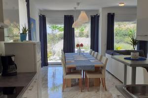 uma cozinha e sala de jantar com mesa e cadeiras em Vis - luxury holiday villa with swimming pool em Vis