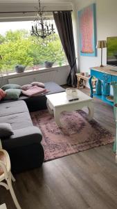 - un salon avec un canapé et une table basse dans l'établissement Haus Frauenpreiss 67, à Cuxhaven