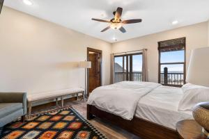a bedroom with a bed and a ceiling fan at Beautiful Branson Lodge Close to All the Action in Branson