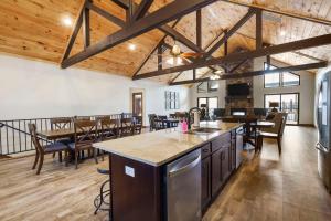 cocina abierta y comedor con techos de madera en Beautiful Branson Lodge Close to All the Action en Branson