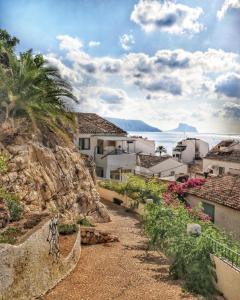 um caminho que leva até uma colina com casas em CASA MALENI em Altea