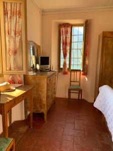 Pognana LarioにあるApartment Casa Dono Il lagoのベッドルーム(ドレッサー、デスク、椅子付)