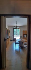 ein Esszimmer mit einem Tisch und Stühlen in einem Zimmer in der Unterkunft Marchesana Terme - Holiday Home - Family in Terme Vigliatore