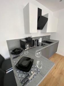 kuchnia z dwoma kieliszkami do wina na blacie w obiekcie [Udine Centro] Ade Apartment w mieście Udine