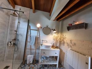 Ático FUENTE HERVERA في فيغا دي سان ماتيو: حمام مع حوض ودش