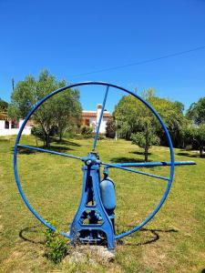 un gran objeto azul en un campo en Sondela Self Catering, en São Martinho do Porto