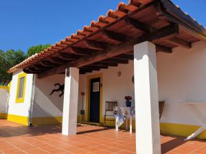 eine Terrasse eines Hauses mit einer hölzernen Pergola in der Unterkunft Sondela Self Catering in São Martinho do Porto