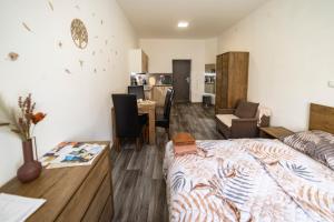 Postelja oz. postelje v sobi nastanitve Apartmány Nežárka a privátní wellness