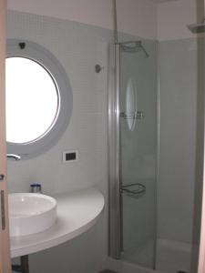 リニャーノ・サッビアドーロにあるTorre Argonavisのバスルーム(シャワー、シンク付)