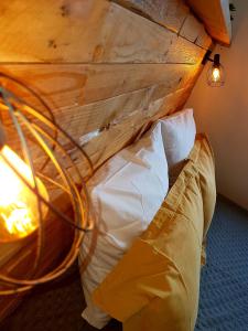 1 cama con cabecero de madera en una habitación en L'Original, Superbe appartement à 5min de la plage, en Zonza