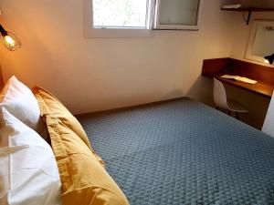 1 dormitorio con 1 cama en una habitación con ventana en L'Original, Superbe appartement à 5min de la plage, en Zonza