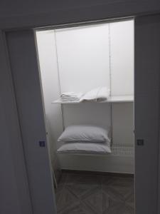Zimmer mit einem weißen Schrank mit zwei weißen Kissen in der Unterkunft U' Pastus in Bari