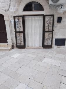 ein Paar Türen in einem Steingebäude in der Unterkunft U' Pastus in Bari