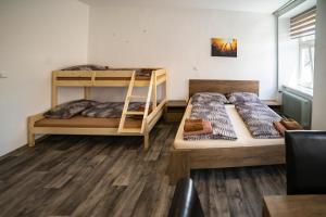 Postelja oz. postelje v sobi nastanitve Apartmány Nežárka a privátní wellness