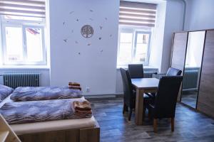 Postelja oz. postelje v sobi nastanitve Apartmány Nežárka a privátní wellness