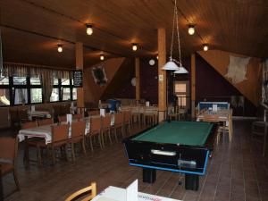 una camera con tavolo da biliardo in un ristorante di RS Dobrota a Staré Splavy Altre 16 foto