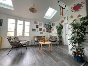 salon z 2 krzesłami i stołem w obiekcie Maison spacieuse authentique proche St Malo Rennes, bienvenue à la Casa Cozumel w mieście Pleugueneuc