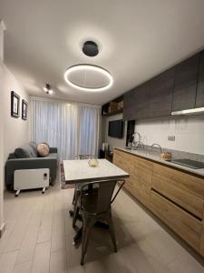 cocina y sala de estar con mesa y sofá en Perfecto departamento 1dorm/1baño, en Concepción