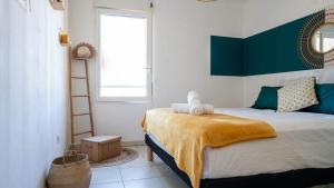 Katil atau katil-katil dalam bilik di La Vita Bella, Superbe Apt T2 récent de 46m2 à St Gilles l'Eperon à 8min des plages