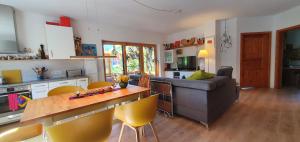 a kitchen and living room with a couch and a table at Ferienwohnung Wybo mit Garten in Wremen