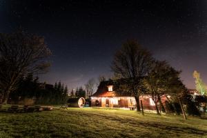 a house on a field at night with the stars w obiekcie Chata MTB w mieście Kościelisko