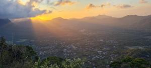 een uitzicht op de stad vanaf een berg bij zonsondergang bij El Zumbito in Valle de Anton