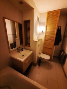 La salle de bains est pourvue d'un lavabo, de toilettes et d'un miroir. dans l'établissement St Catherine - Sweet home - Bxl - Studio Apartment with city view, à Bruxelles