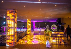 um quarto com um bar com luzes roxas em Amazing luxurious studio Space Available em Acra