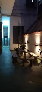 布宜諾斯艾利斯的住宿－Hotel El Pibe，一间设有桌子的房间,房间光线充足