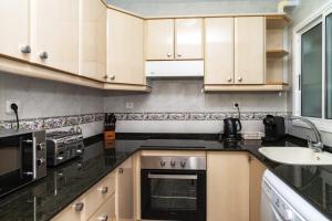 Kuchyňa alebo kuchynka v ubytovaní Apartamento Maya Relax Salou + 16 fotografií