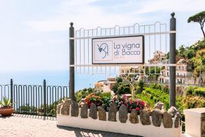 - un panneau pour la veronica dans le complexe de boogie dans l'établissement La Vigna di Bacco, à Furore