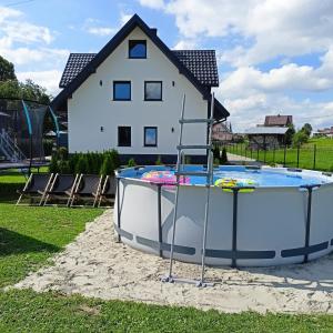 una piscina frente a una casa en Twoje Miejsce en Czarna Góra