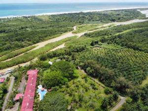 Una vista aérea de Lovely 2-BDroom Condo in Laguna Eco Village Resort