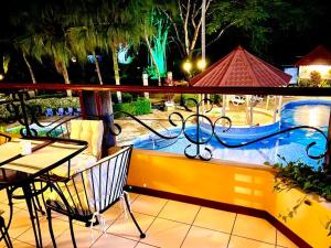 Lovely 2-BDroom Condo in Laguna Eco Village Resortの敷地内または近くにあるプールの景色