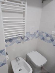 Łazienka z białą toaletą i umywalką w obiekcie U' Pastus w mieście Bari