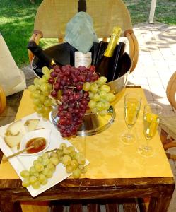 拉戈堡的住宿－拉凱奧利農莊鄉村民宿，桌上的一束葡萄,配酒杯