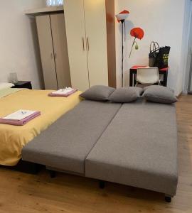 un letto con due cuscini sopra in una stanza di New studio a Trastevere a Roma