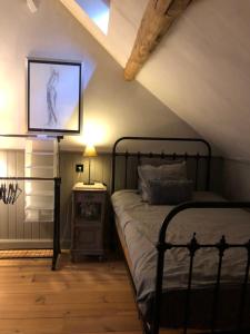 sypialnia z łóżkiem i zdjęciem na ścianie w obiekcie Welness gastenverblijf Carpe Diem w mieście Opglabbeek