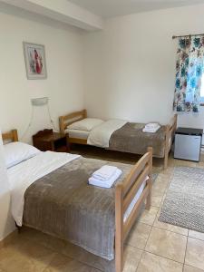 una habitación con 2 camas y una mesa con toallas en Bed and Breakfast Albatros, en Perušić