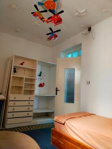 Casa Tligui في أصيلة: غرفة نوم بسرير وسقف